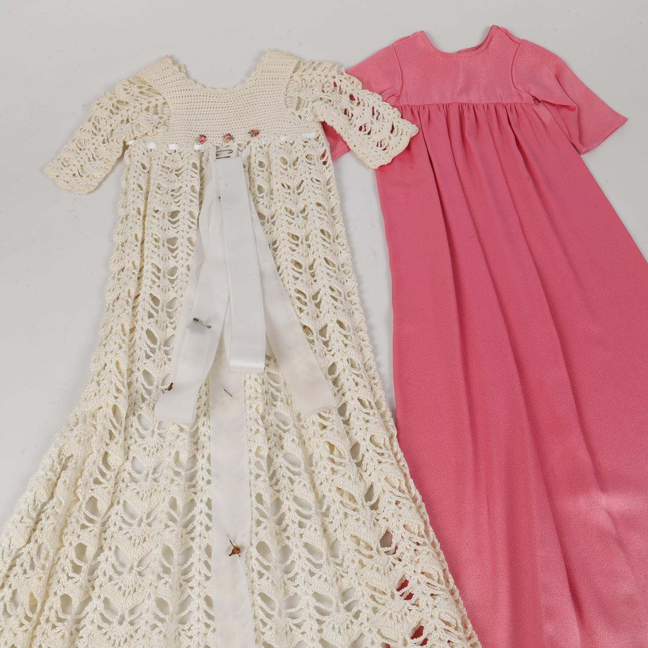 DOPKLÄNNING, virkad med underklänning, 1900-tal.