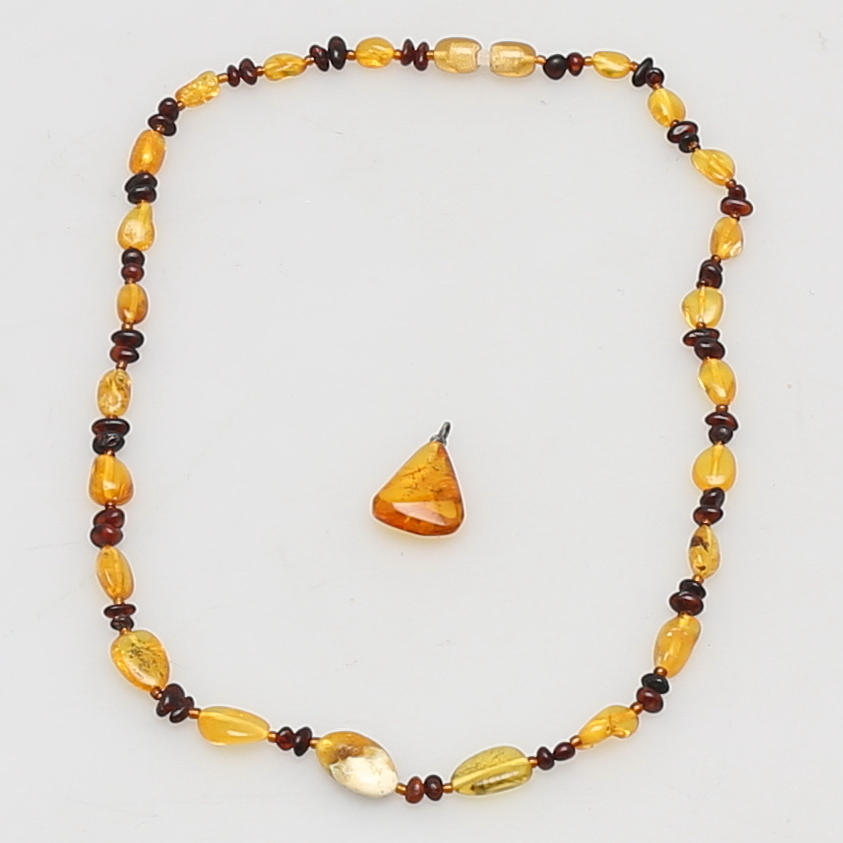 HALSBAND samt HÄNGE i bärnsten, total vikt 10 gram.
