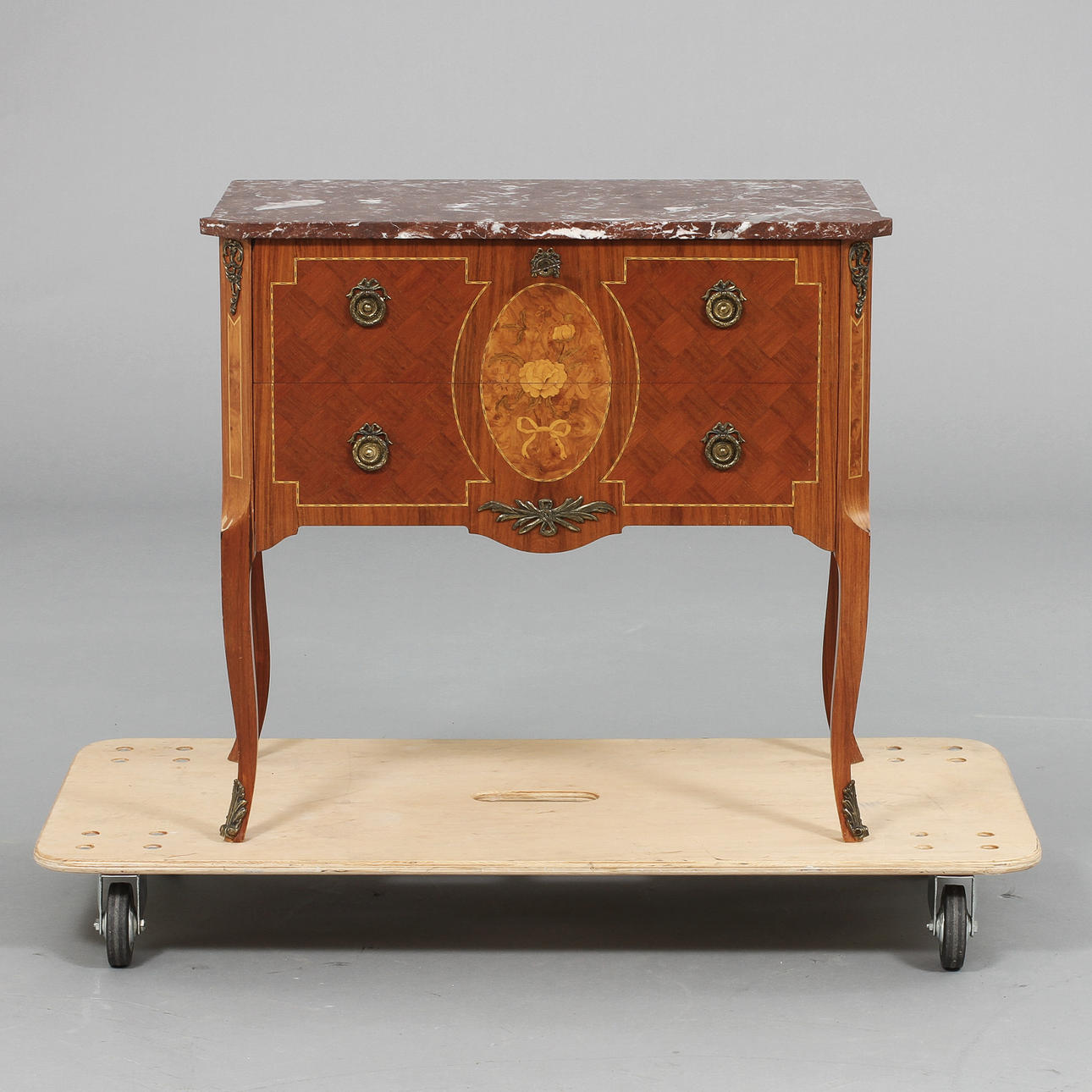 BYRÅ, gustaviansk stil, 1900-talets senare hälft.