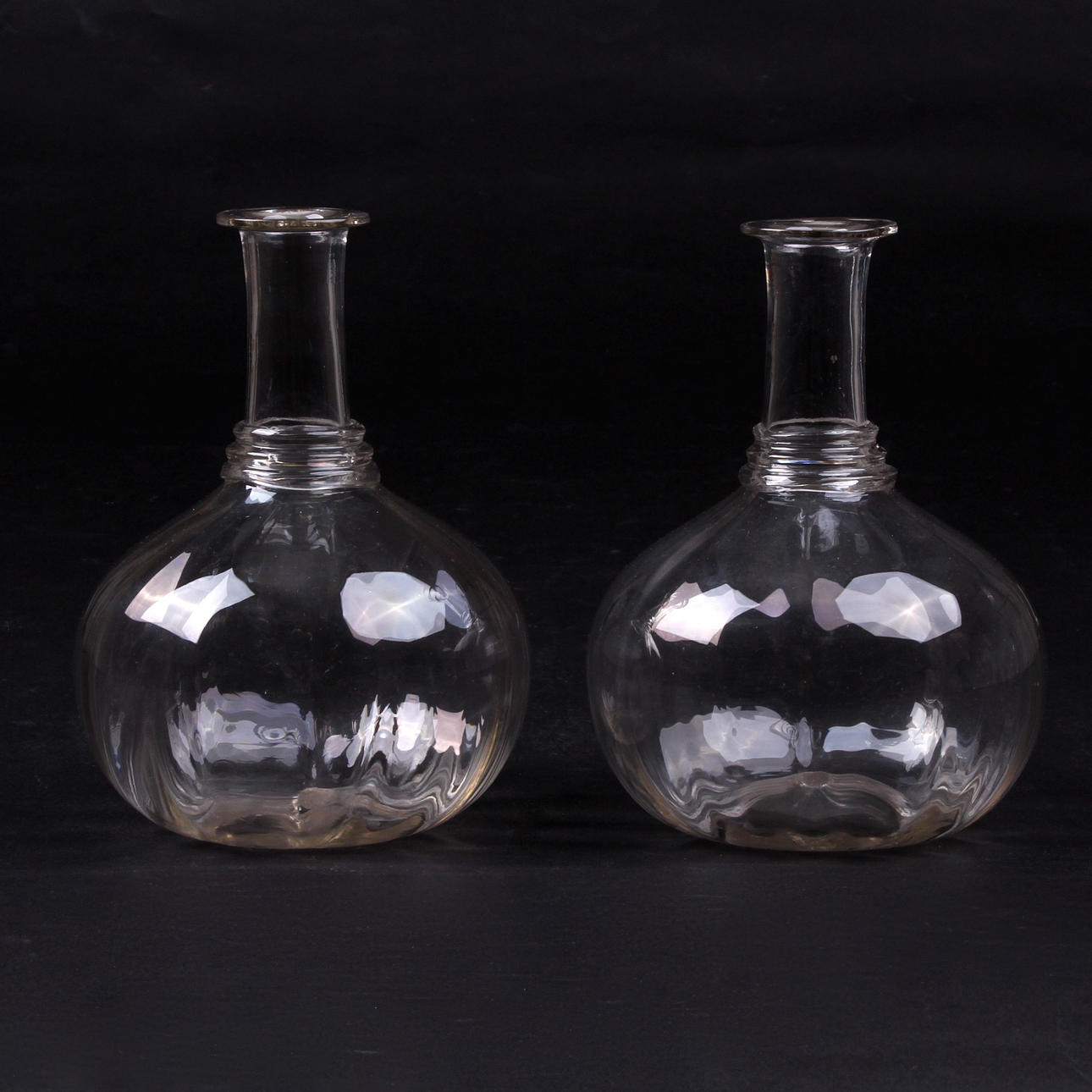 VATTENKARAFFER, glas, ett par, 1800-talets andra hälft.