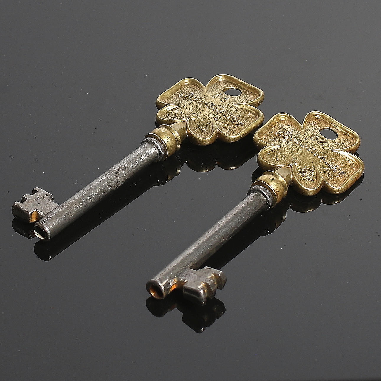 NYCKLAR, 2 st, märkta Hotel Knaust. 1800-tal.