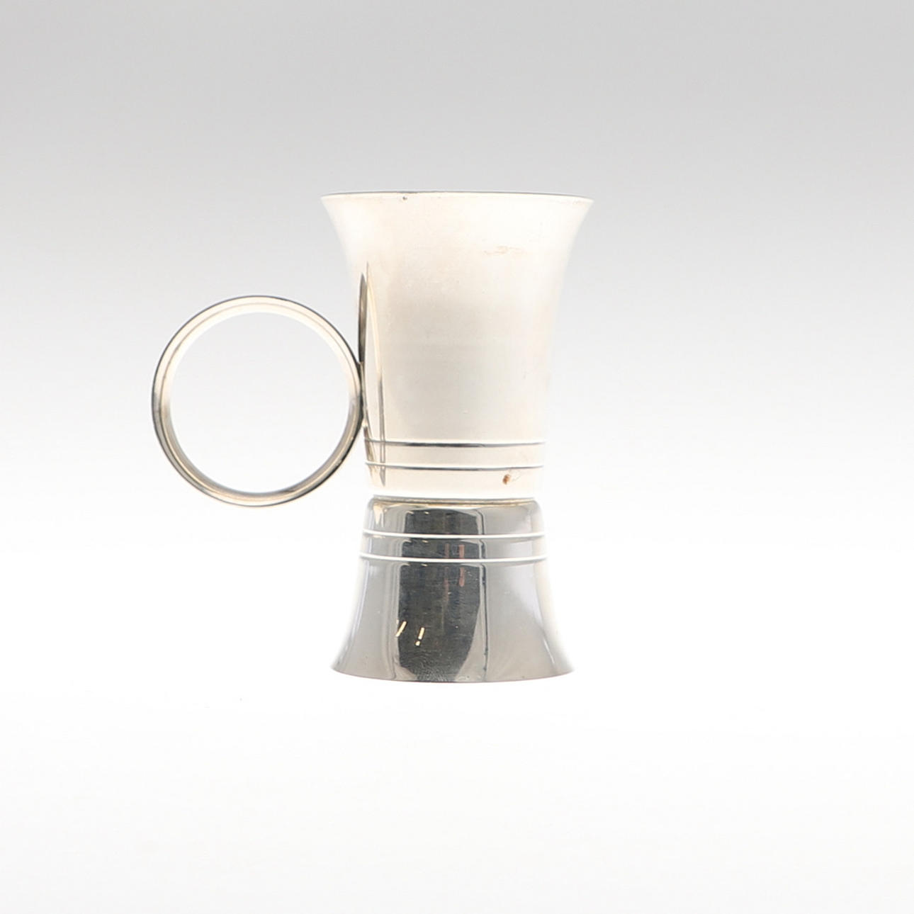 ETT MÅTT PÅ SILVERDRYCKER.