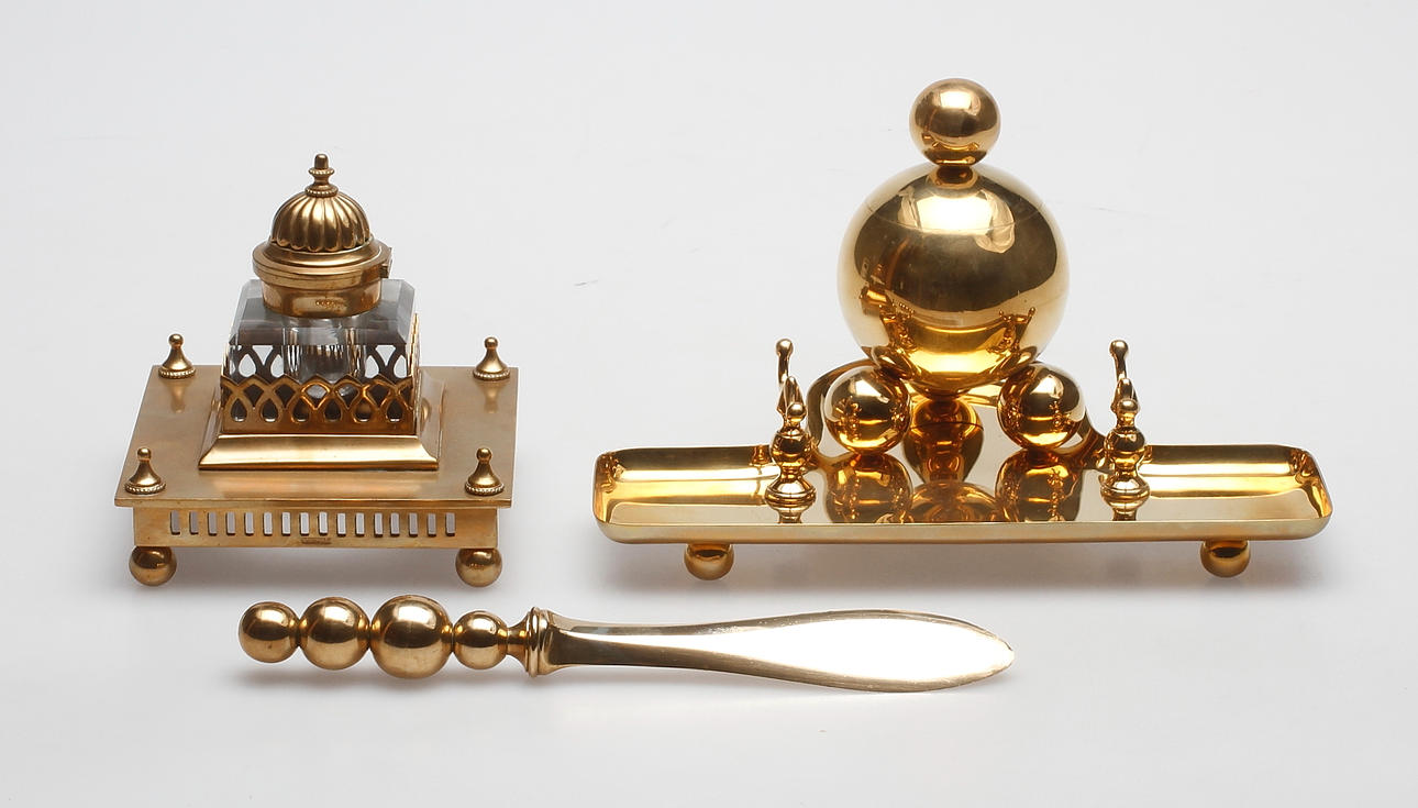 SKRIVBORDSUPPSATSDELAR, 3 delar, mässing och glas, Gusum.