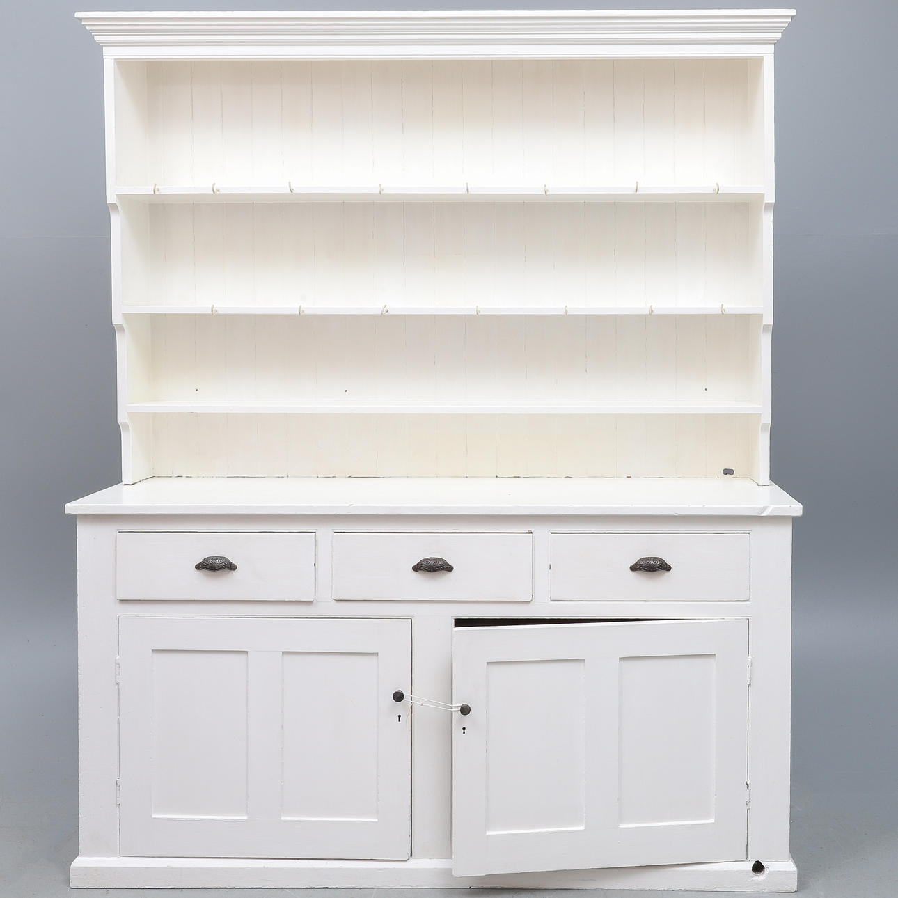 KÖKSBYRÅ, SENARE VITMÅLAD, 1900-TALETS BÖRJAN.