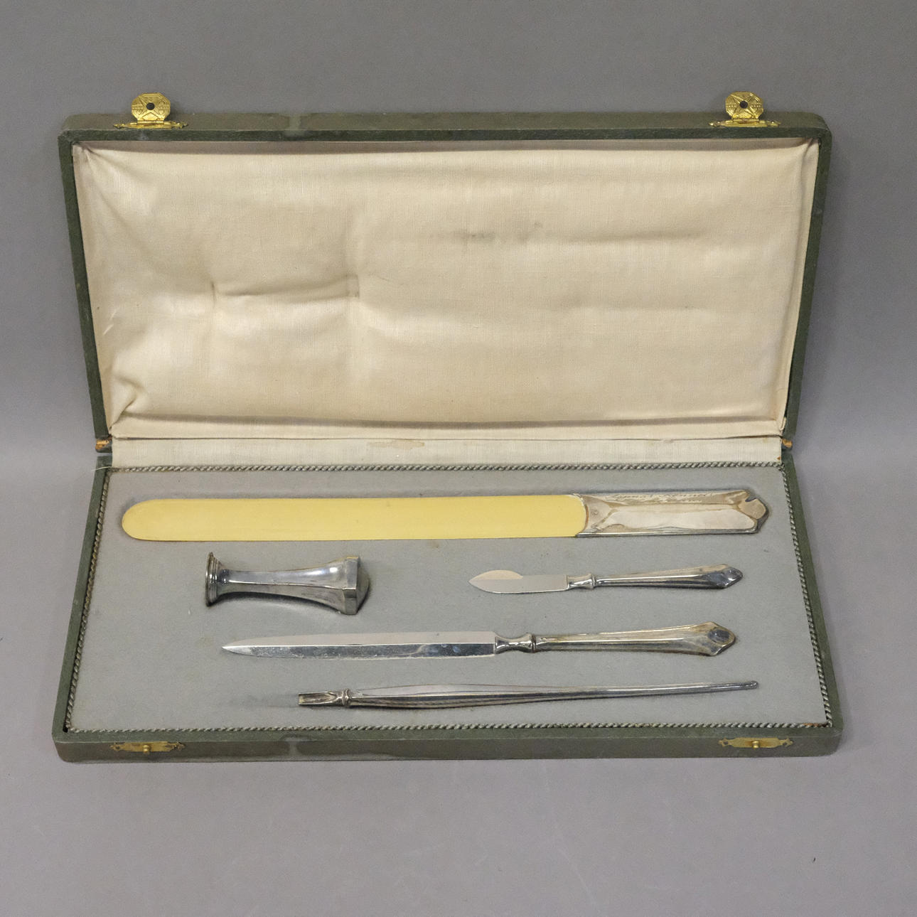 DESK SET WITH SILVER HANDLE, FIVE PIECES.