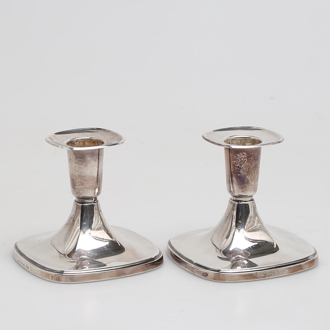 LJUSSTAKAR i silver, ett par, Tore Eldh, Cesons guldvaru AB, Göteborg, 1970.