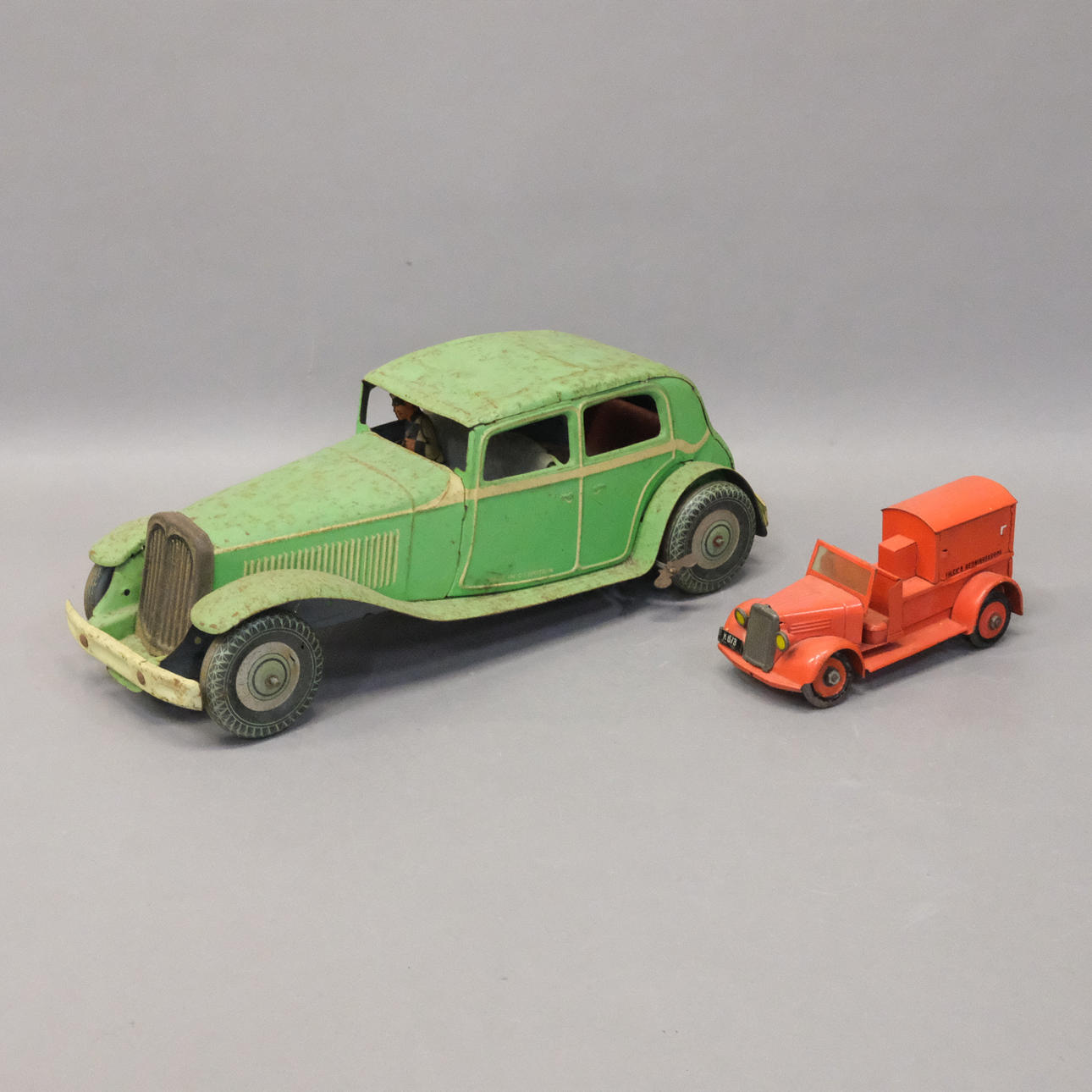 TVÅ BILAR, TEKNO DANMARK SAMT ENGLAND.