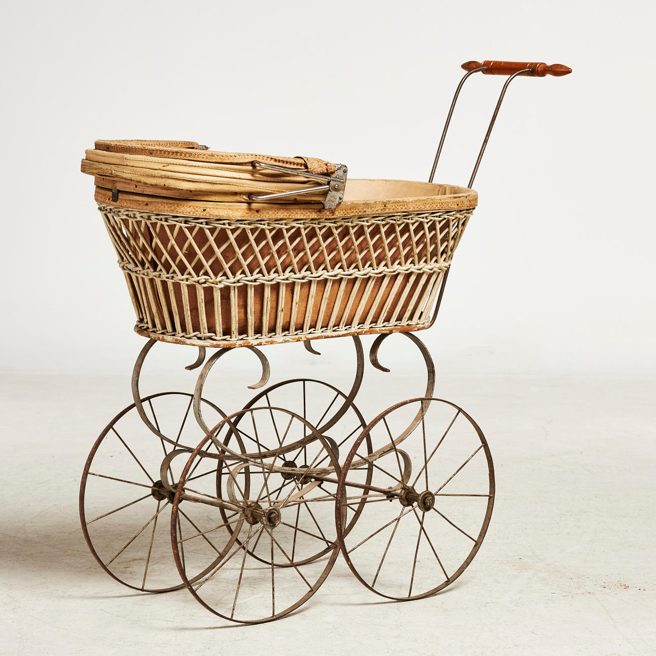 PUPPENWAGEN, frhes 20. Jahrhundert, Rder und Gestell aus Metall, Korb aus  Rattan. Spielzeug - Spielzeug - Auctionet