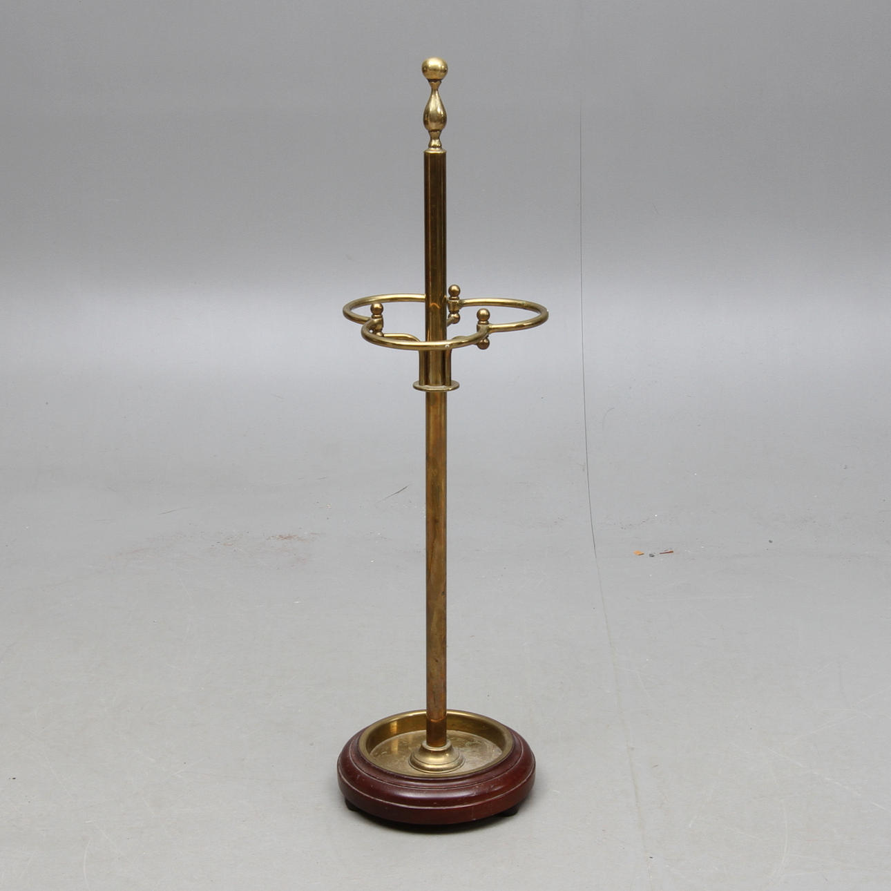 PARAPLYSTÄLL, mässing, 1900-talets andra hälft.