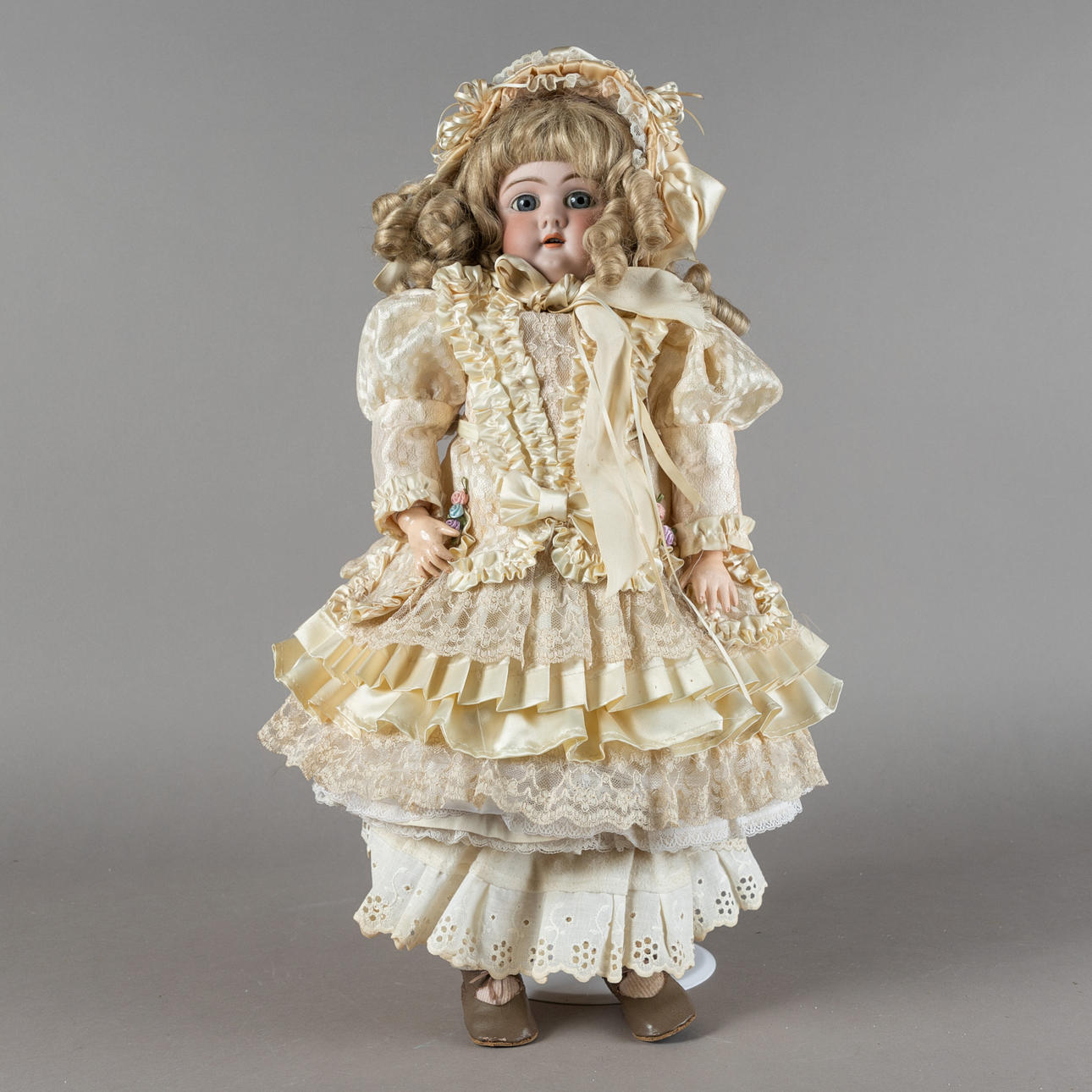 MAX HANDWERCK. Porcelain head doll around 1900.