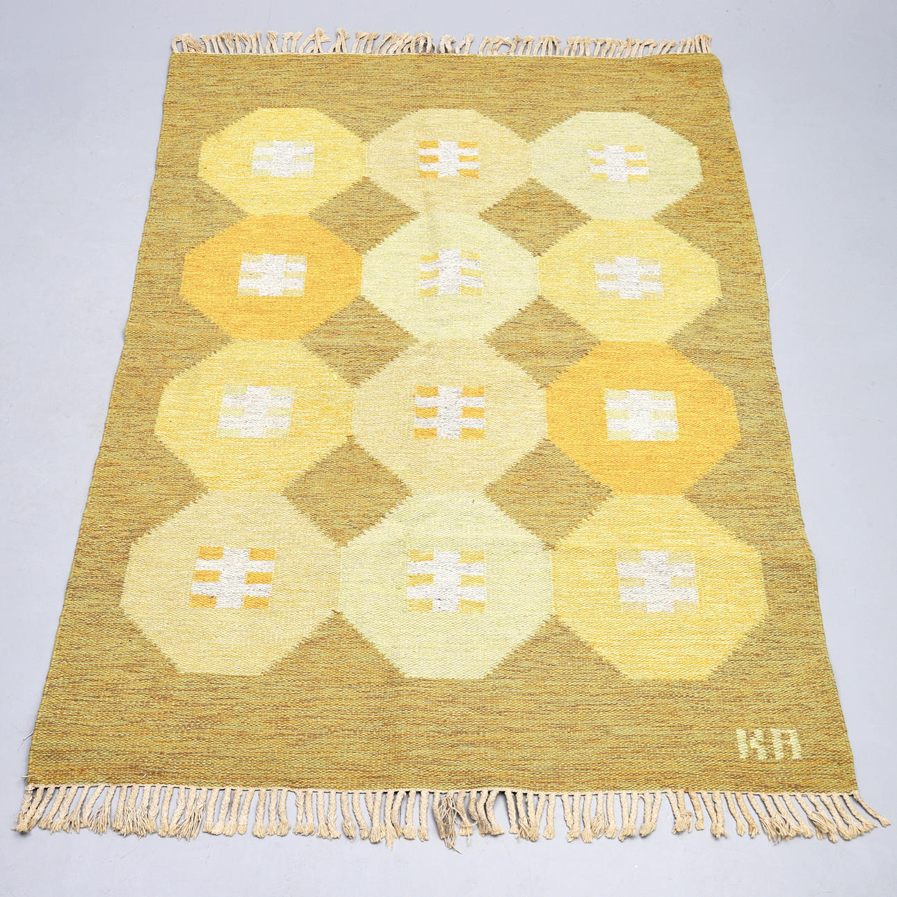 ROLLER TEPPICH, signiert KA, gelber Sockel.