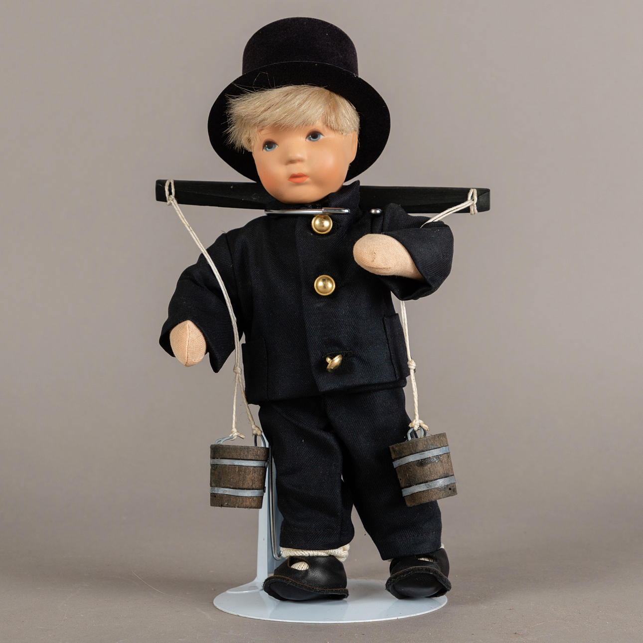 KÄTHE KRUSE. Käthe Kruse Puppe Wasserträger "Hummel".