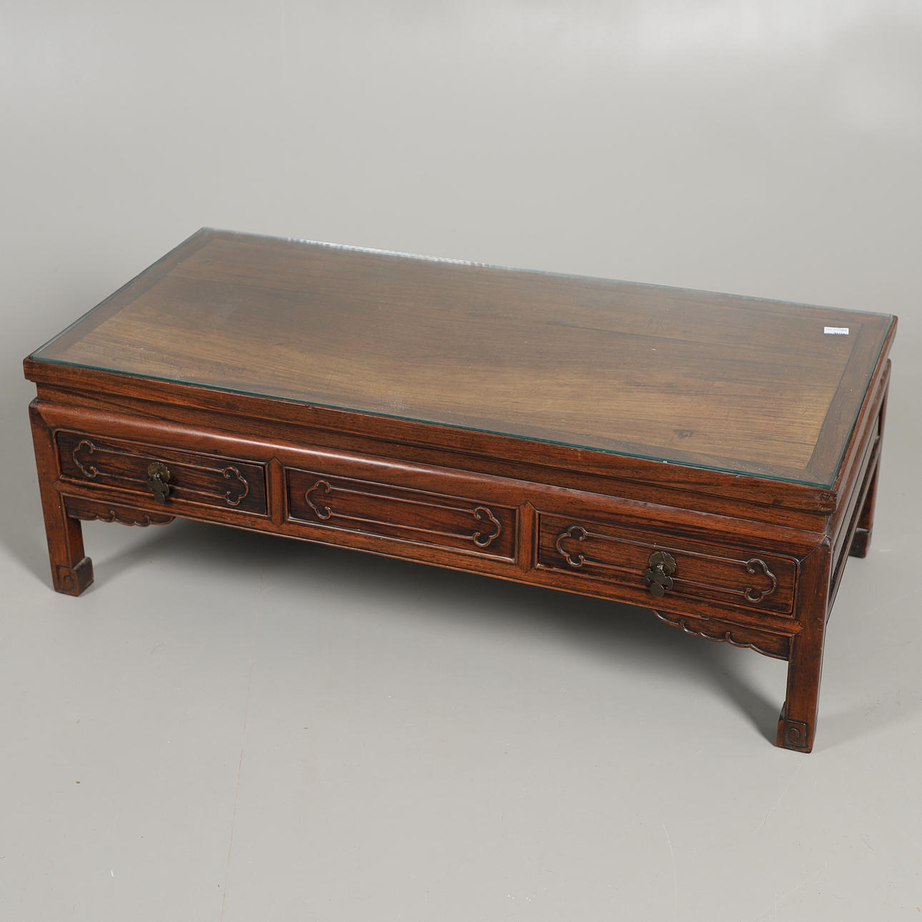 EIN CHINESISCHER TISCH MIT GLASPLATTE.