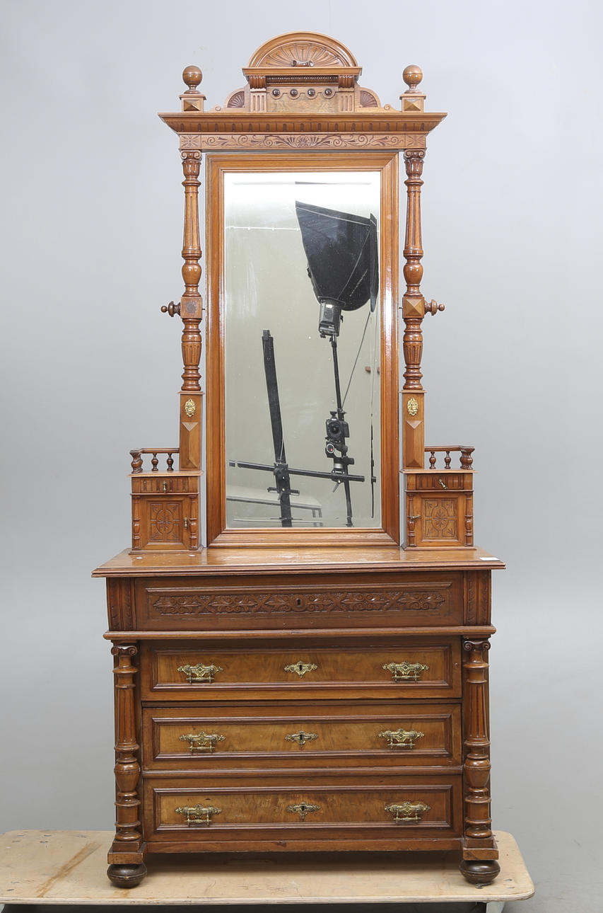 SPEGELBYRÅ, nyrenässans, omkring 1900.