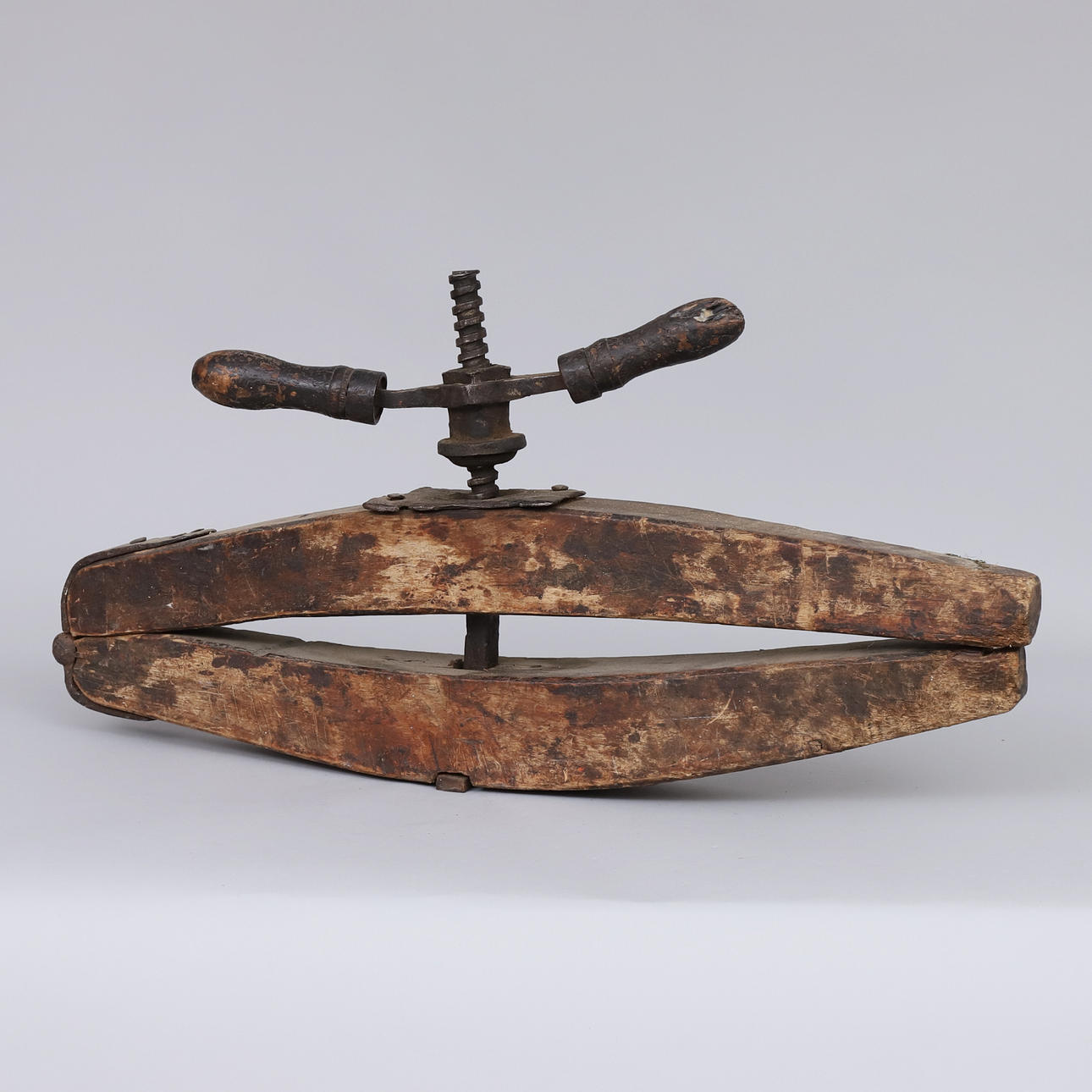 RUUVITERÄ, puuta ja taontaa.