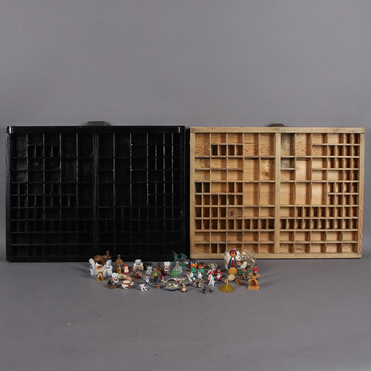 KASTHYLLOR, 2 st. trä, små prydnadssaker.