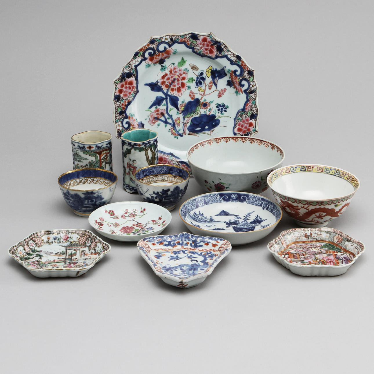 SKEDFAT, 3 st, TALLRIK, FAT, 2 st, SKÅLAR, 2 st, TEKOPPAR, 2 st, samt PENSELVASER 2 st, porslin, Kina, 1800-tal.