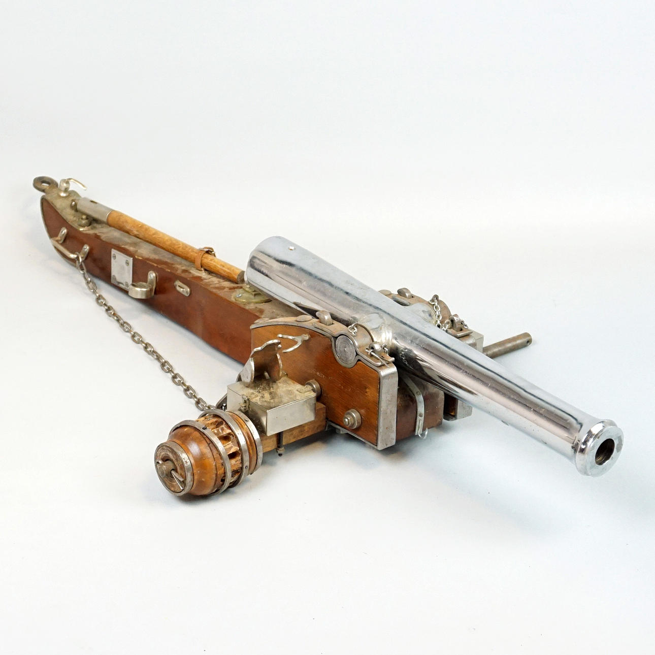 SALUT KANON, metal/træ, 20. århundrede, Spanien.