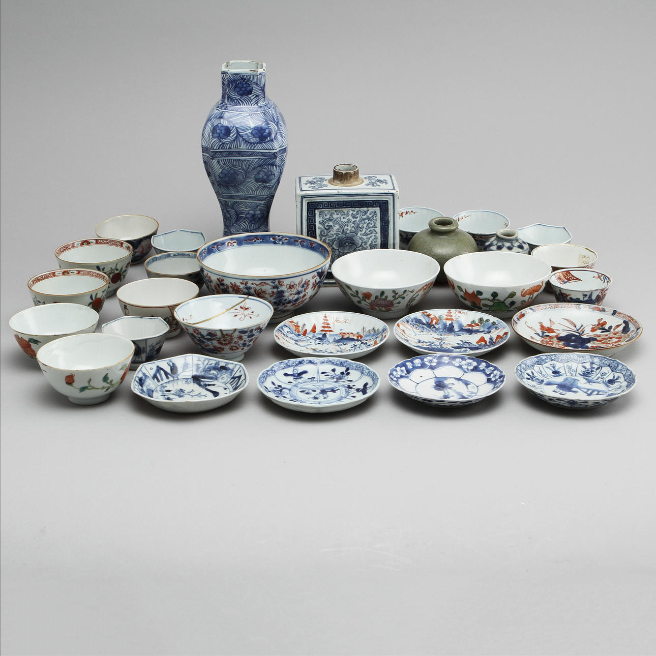 FAT, 5 st, SKÅLAR, 16 st, KOPPAR med FAT, ett par, VASER, 4 st, porslin, Kina, 1700/1800-tal.