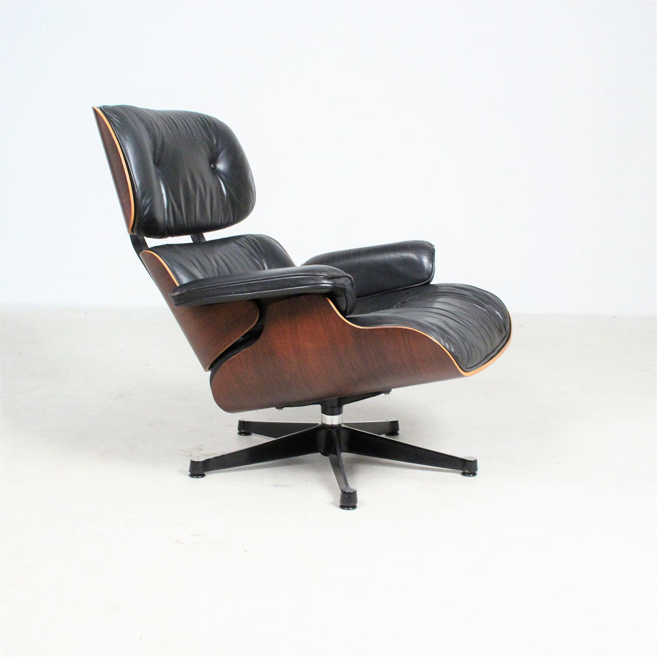 CHARLES EAMES. för Herman Miller fåtölj.