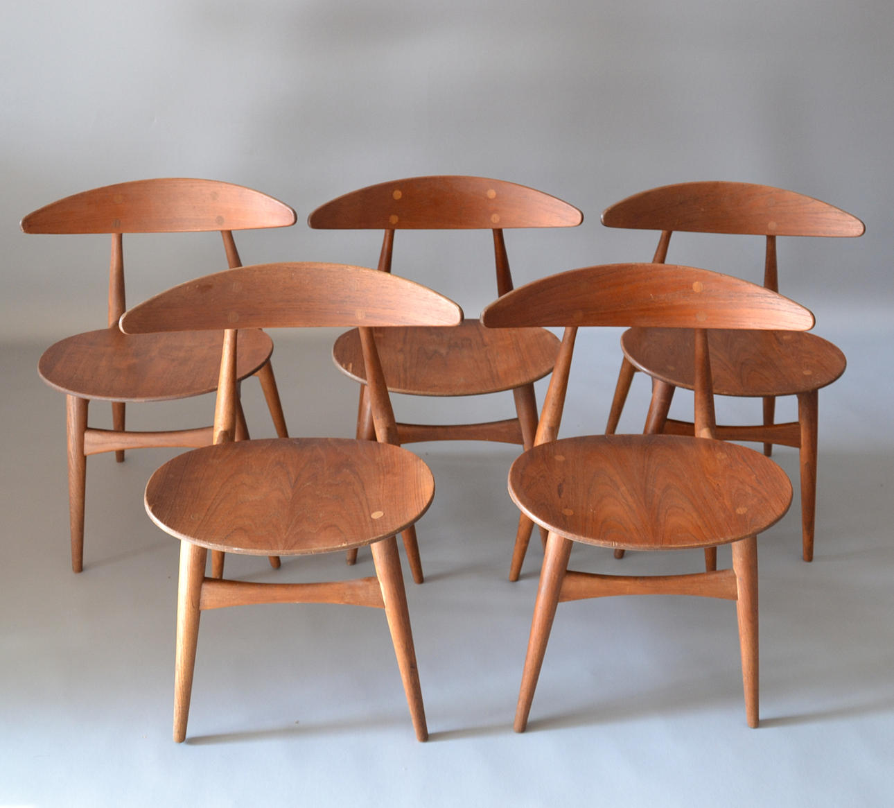 HANS J. WEGNER. Fem stolar CH-33.