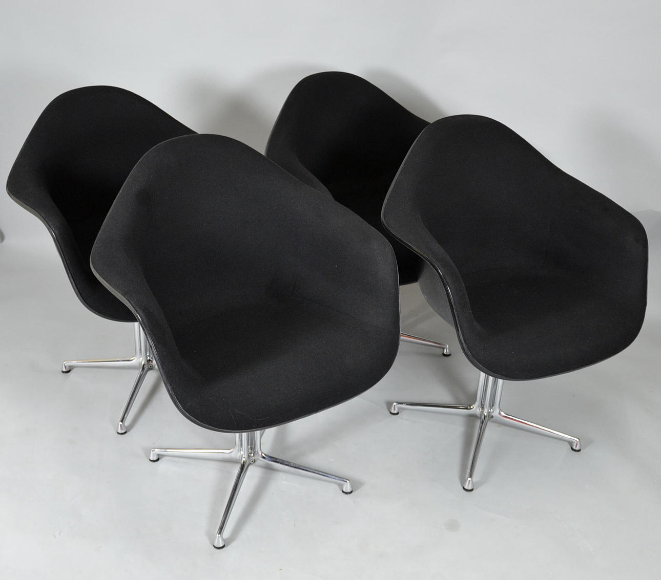 CHARLES & RAY EAMES. Fyra DAL stolar.