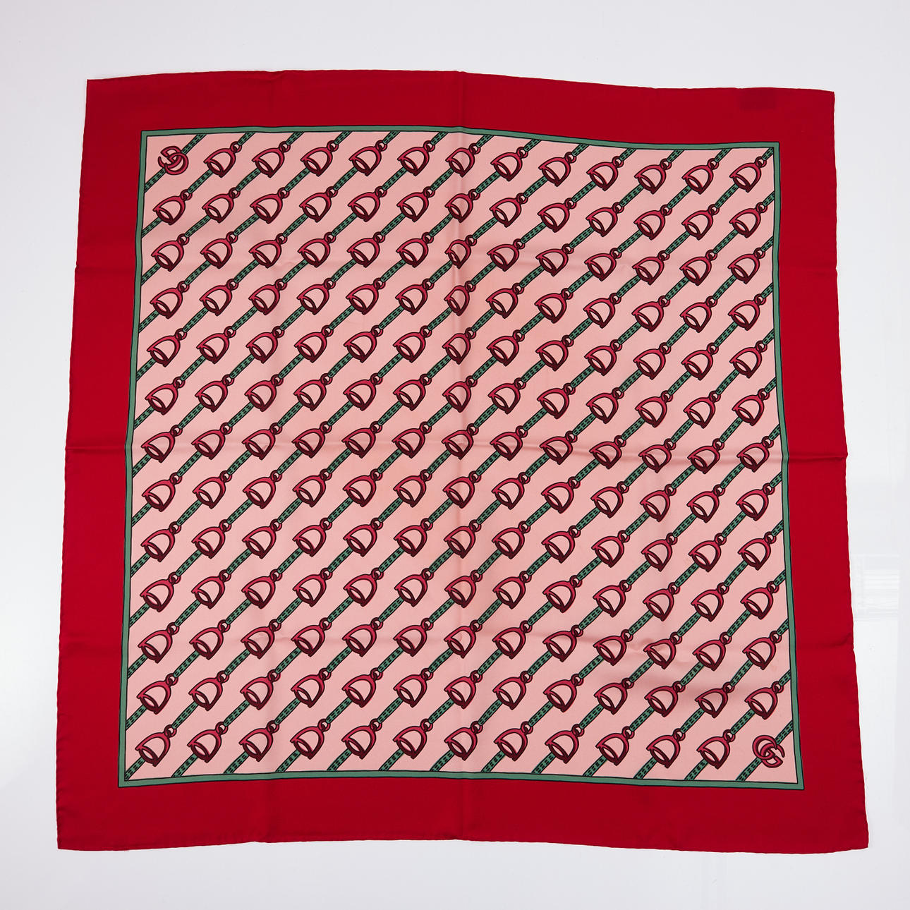 GUCCI, scarf, siden, röd bottenfärg med dekor av stigbyglar, 2019 ...