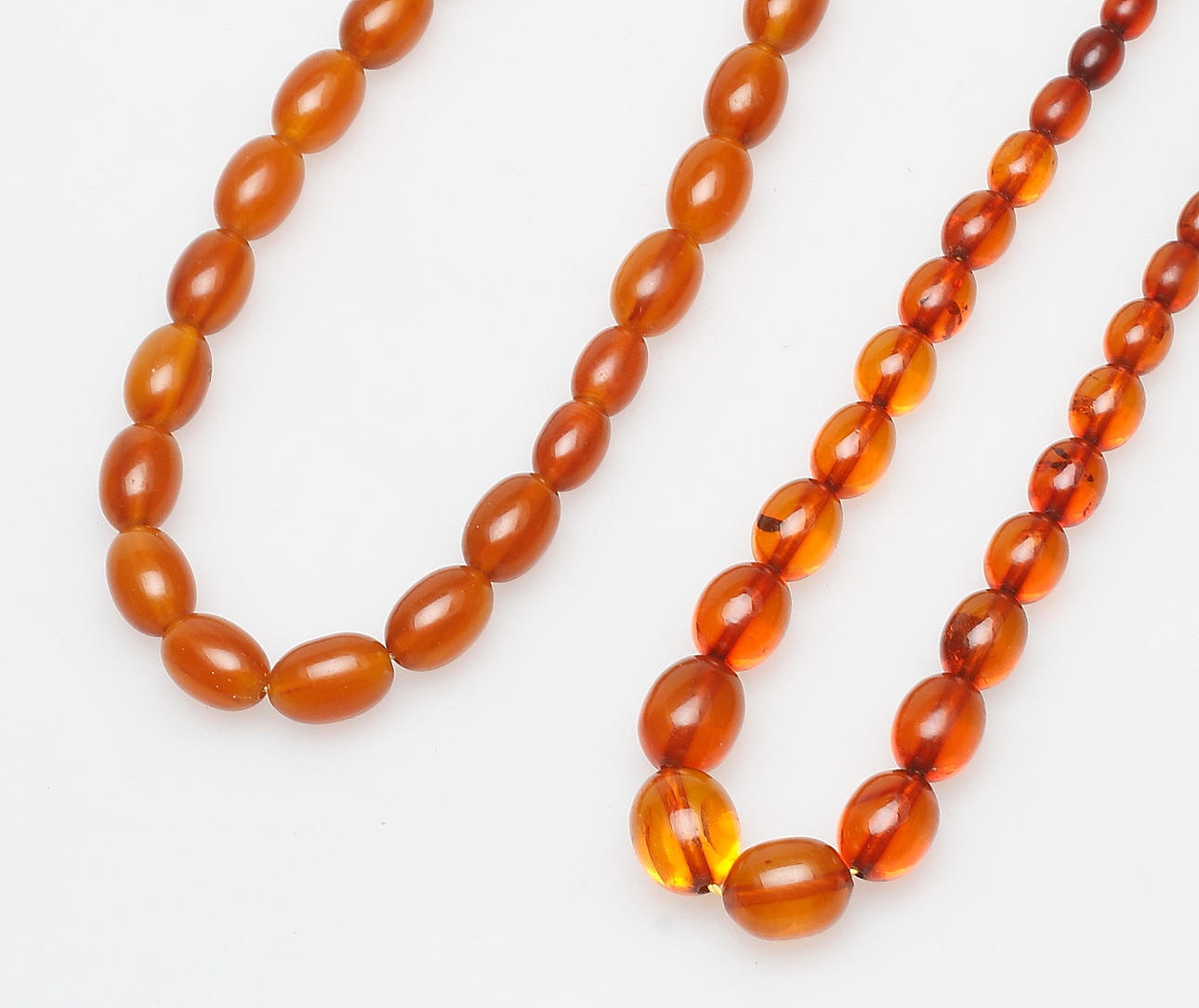 COLLIER, 2 st, nytillverkad bärnsten, 1900/2000-tal.