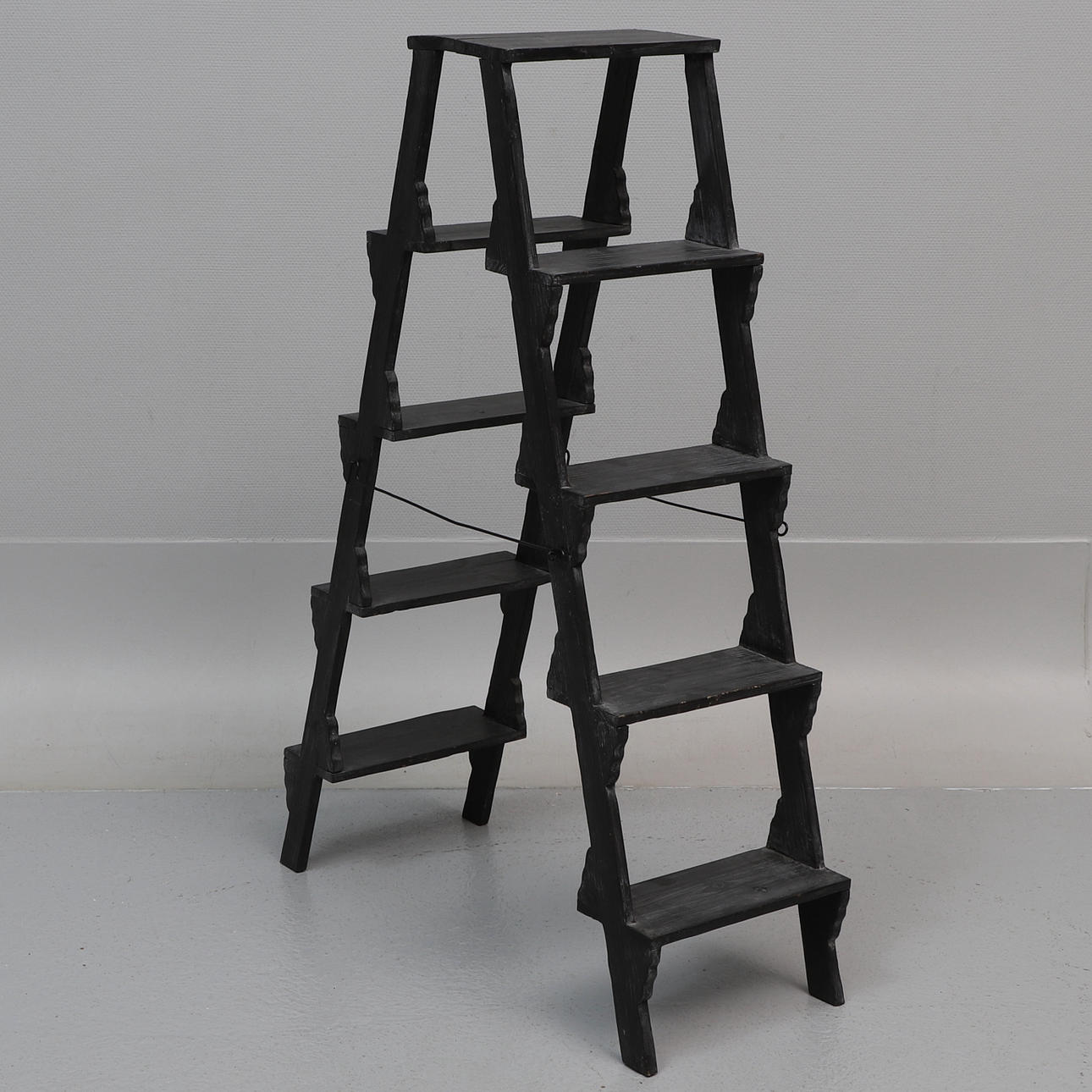 BLOMSTERSTIGE, sortmalet træ.