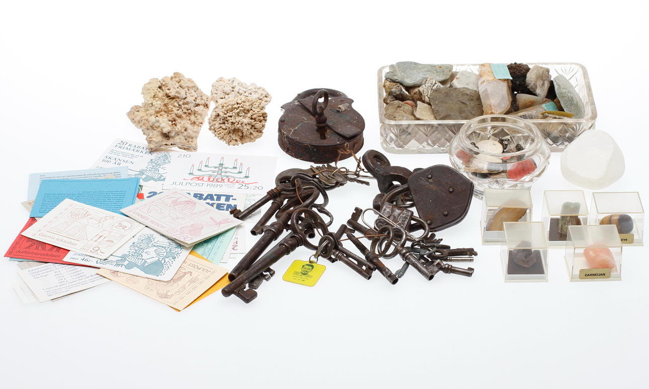 PARTI DIVERSE, stenar, postfriska frimärken, nycklar och lås.