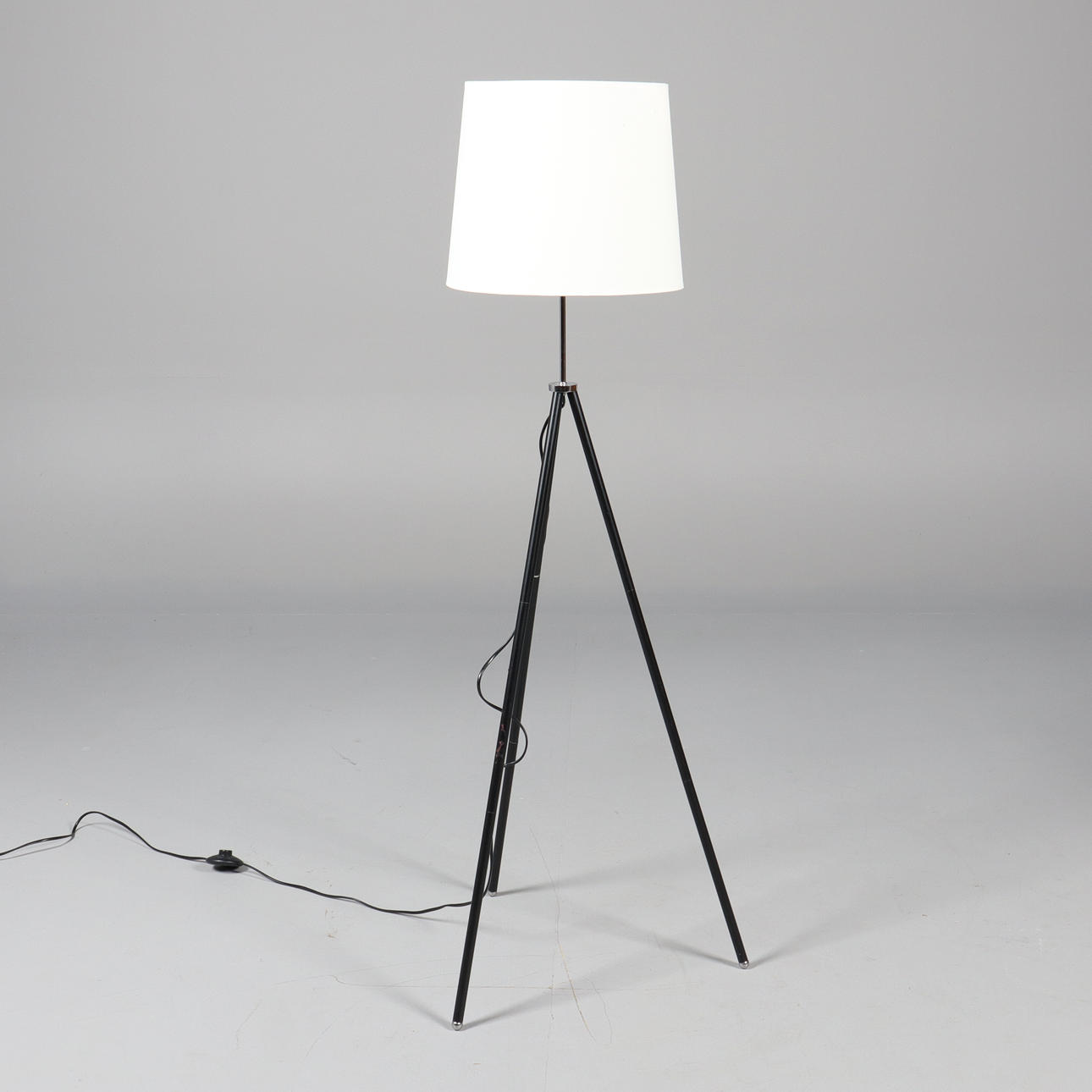 GOLVLAMPA med 3 ben samtida.