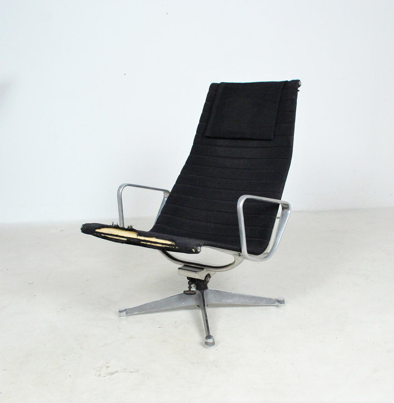 Charles Eames aluminiumsstol model EA 124.