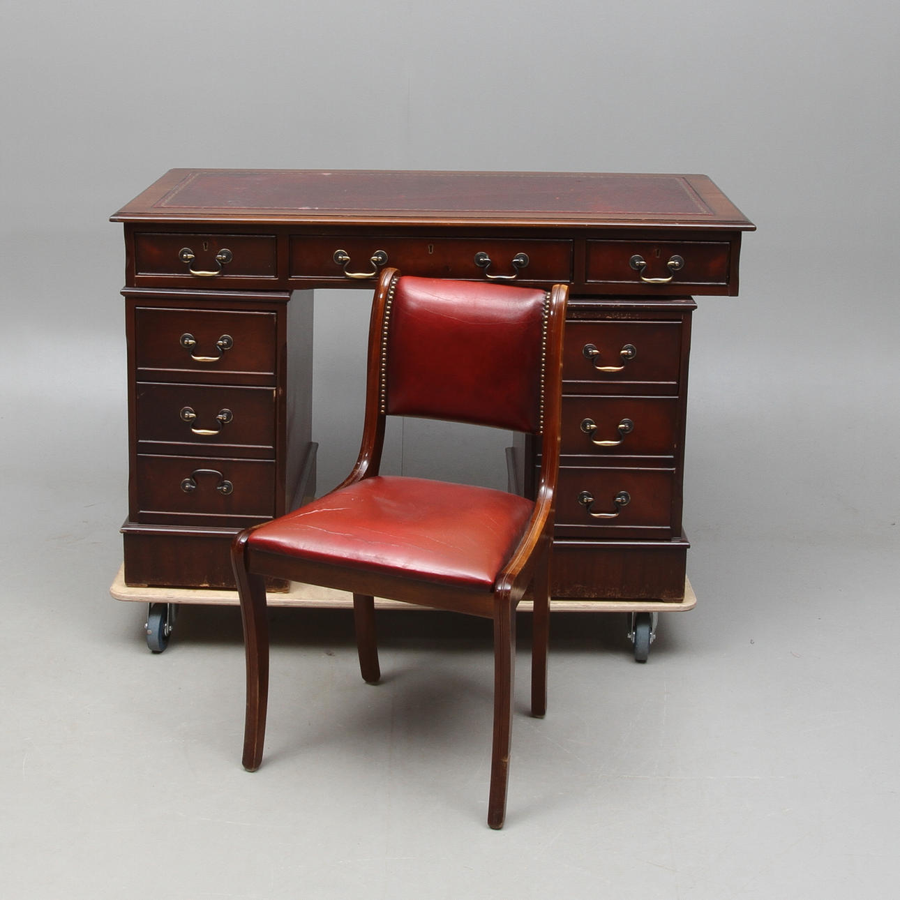 SKRIVBORD, engelsk stil, med STOL, 1900-talets andra hälft.