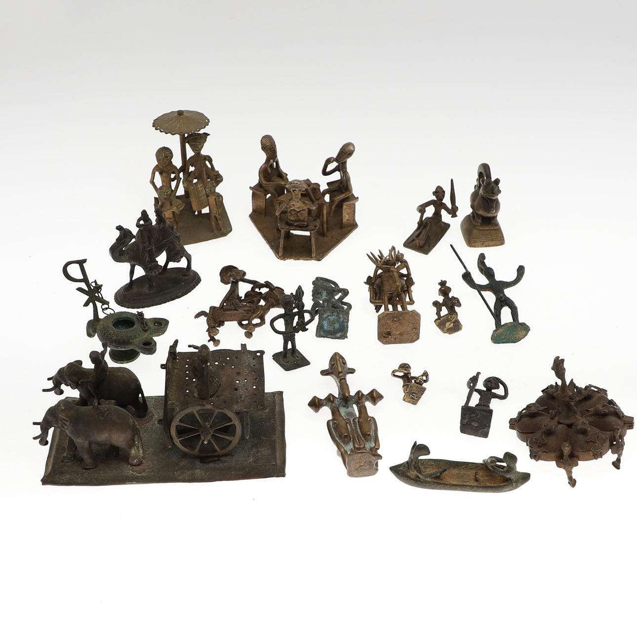 EN MÄNGD BRONSFIGURER.