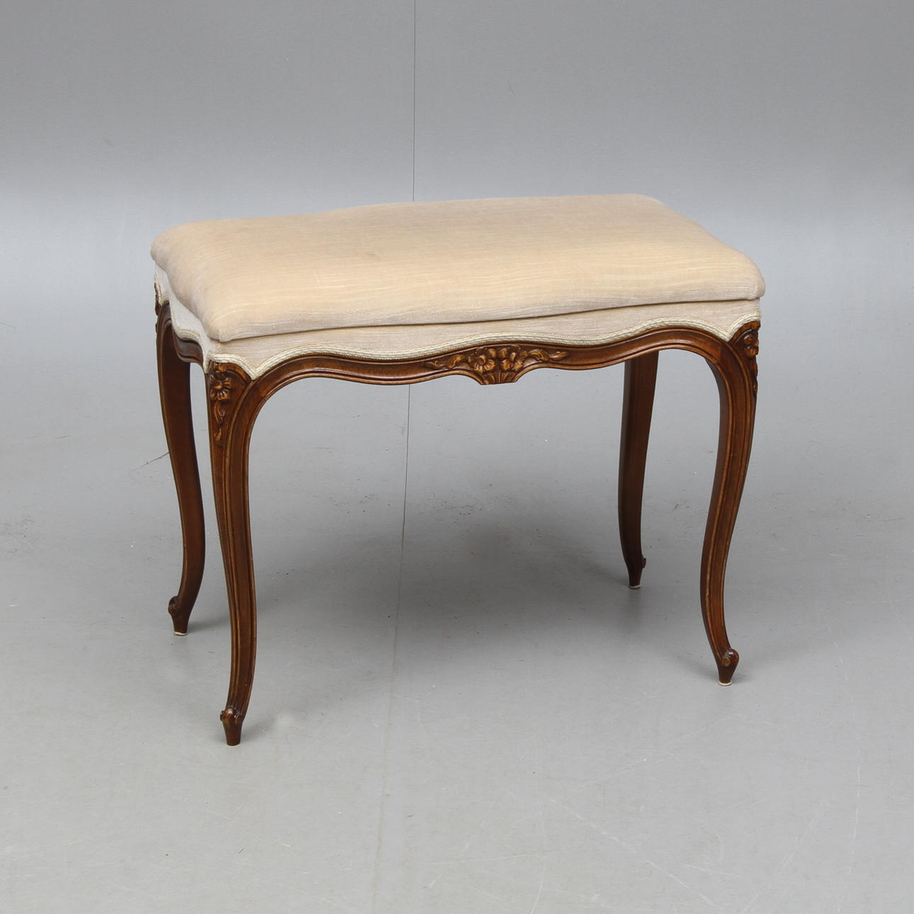 TABURETT/PIANOPALL, rokokostil, 1900-talets andra hälft.