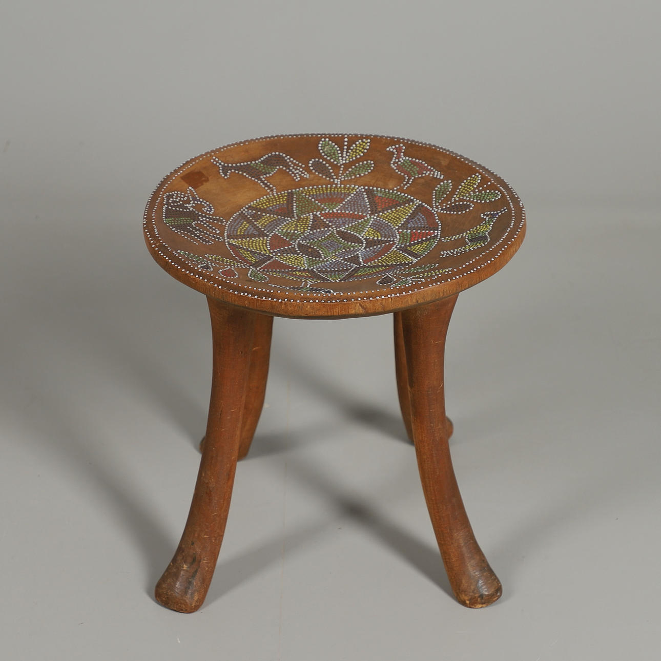 UN TABURETE TRIBAL TABURETE.