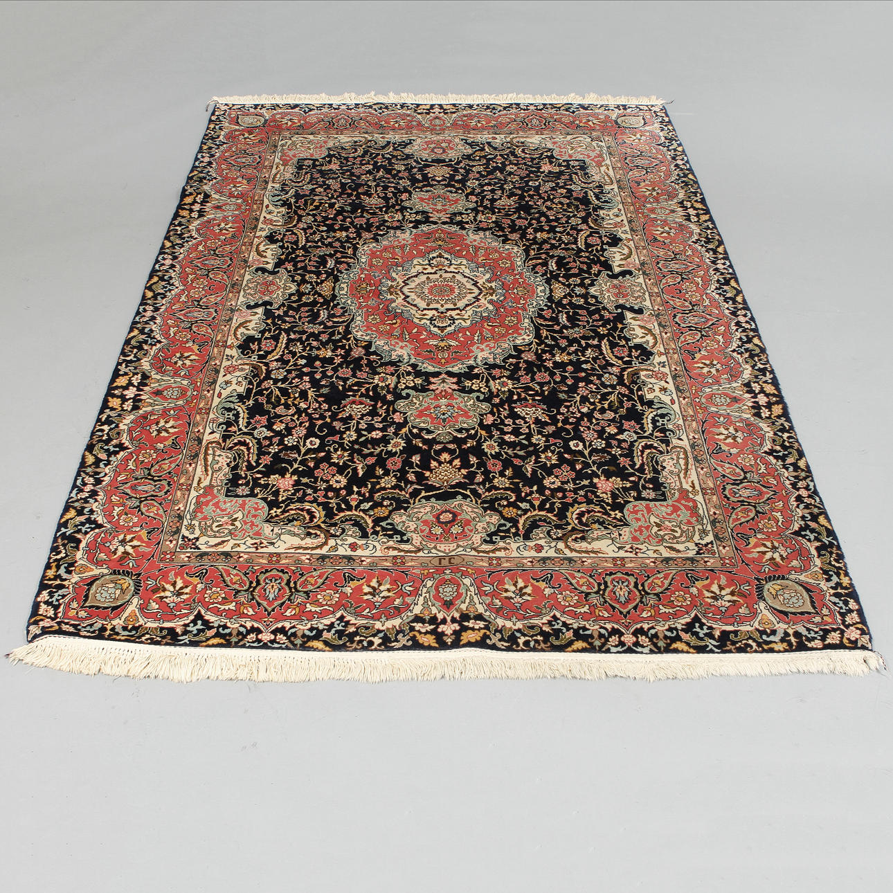 MATTA, persisk. 270 x 171 cm.