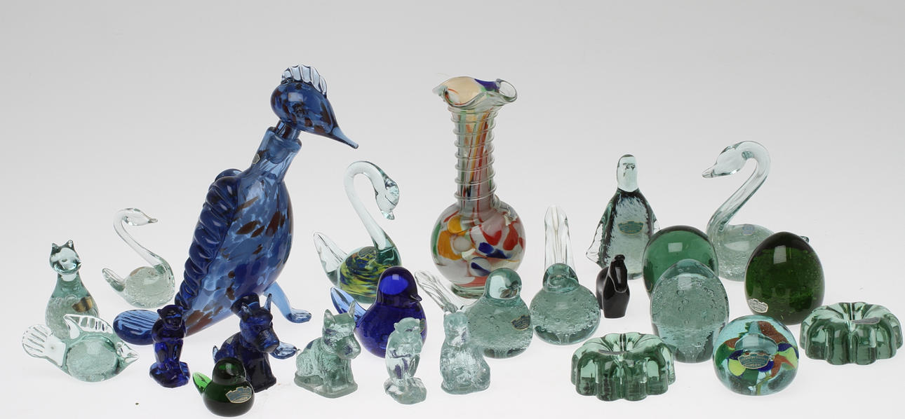 PARTI GLAS, ca 25 delar, mestadels figuriner, Skansens glasbruk, 1900-tal.