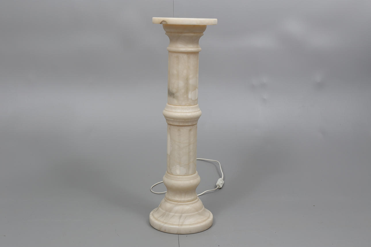 PIEDESTAL, marmor, med belysning, 1900-talets andra hälft.