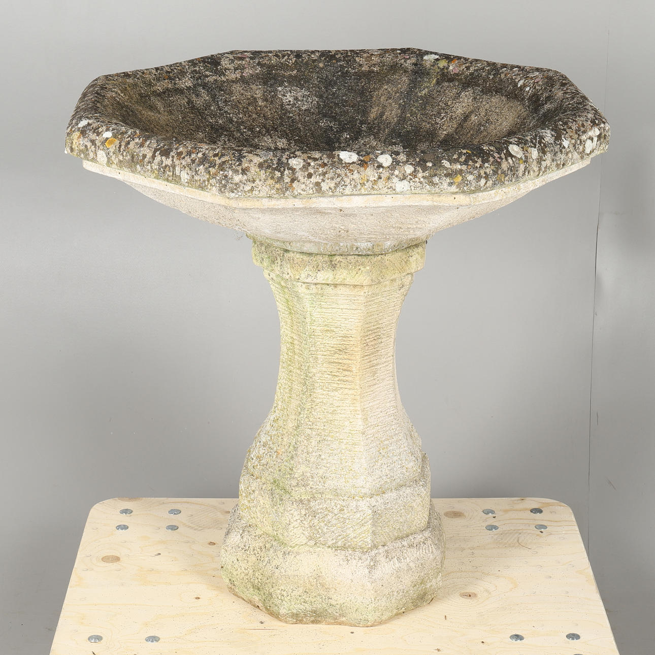 A RECONSTITUTED STONE PEDESTAL GARDEN PLANTER.