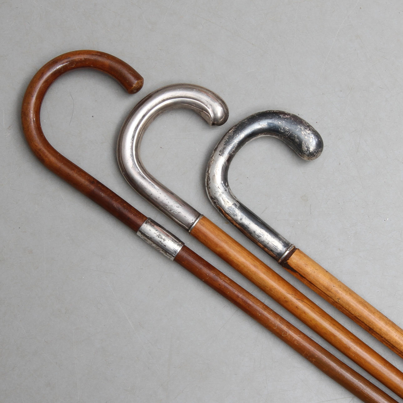 KÄPPAR, 2 st, med silverkrycka samt KÄPP med silverbeslag, 1900-tal.