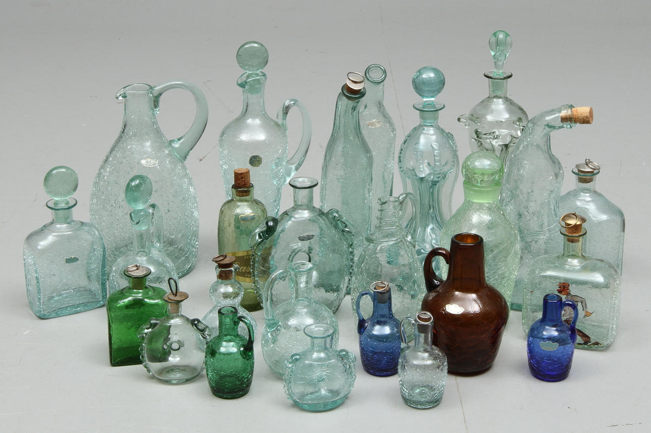 PARTI GLAS, ca 25 delar bla flaskor och karaffer, Skansens glasbruk, 1900-tal.