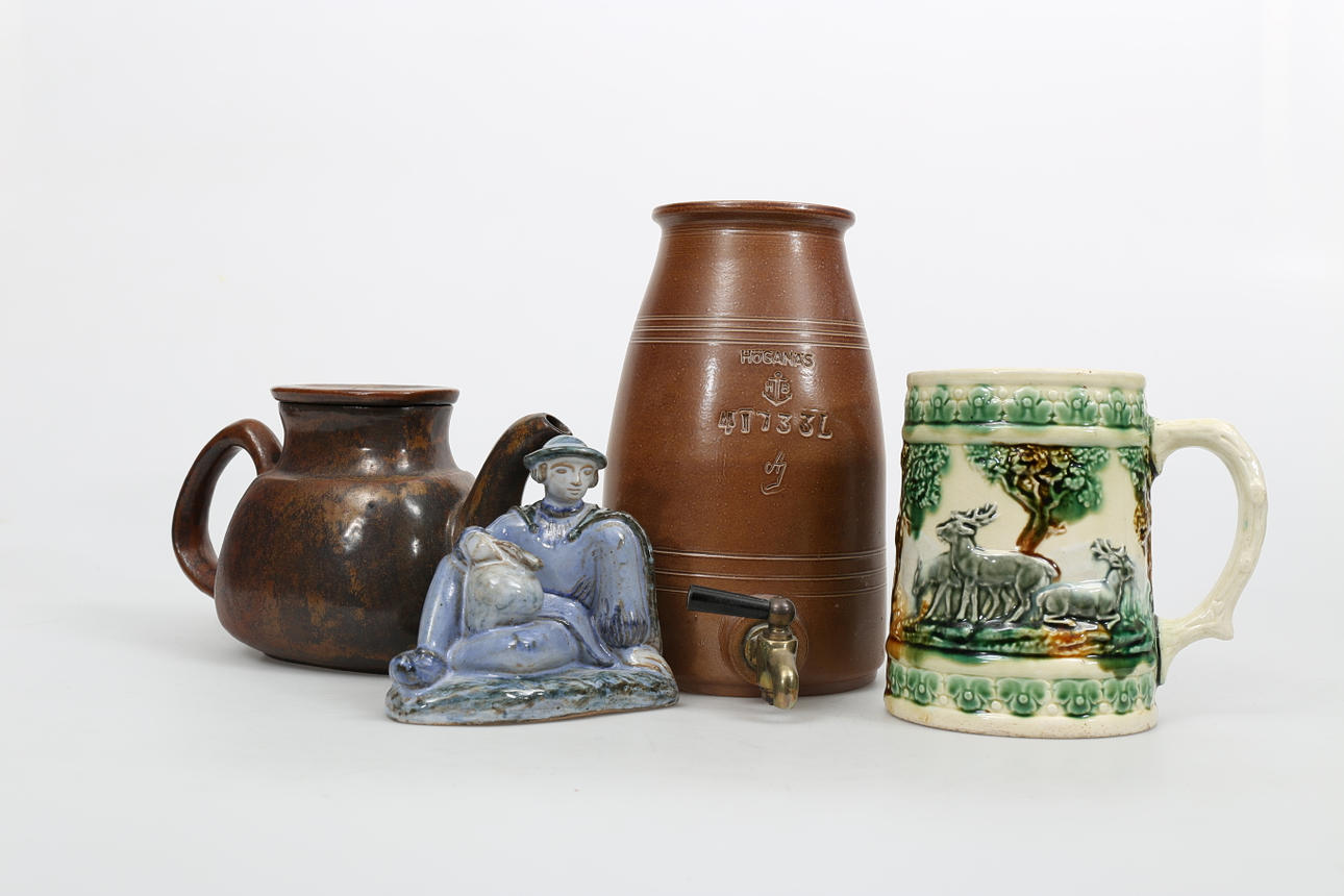 PARTI STENGODS OCH MAJOLIKA, 4 delar, bland annat L Hjorth.