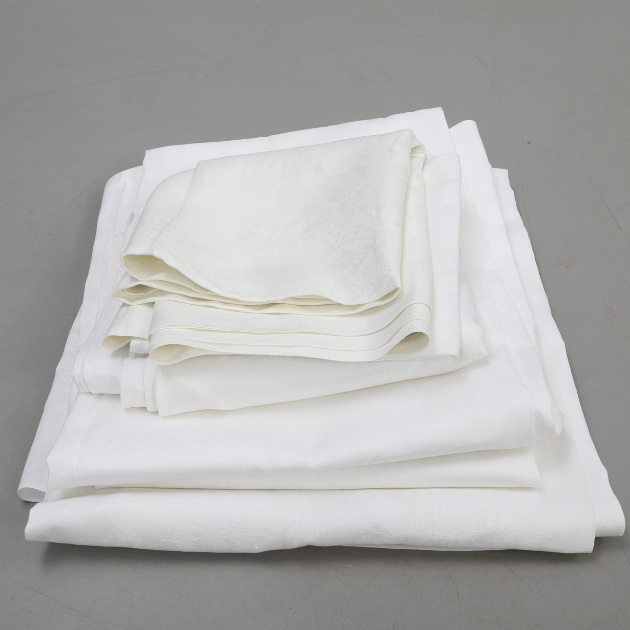 LINNEDUKAR o BORDSSERVETTER,18delar.