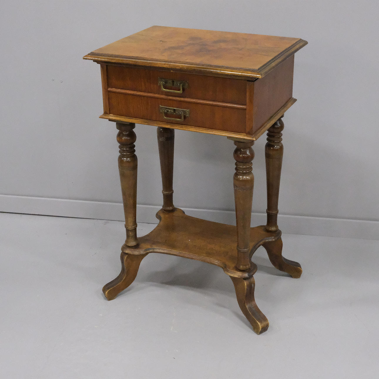 MESA DE COSER CON ESPEJO, ALREDEDOR DE 1900.