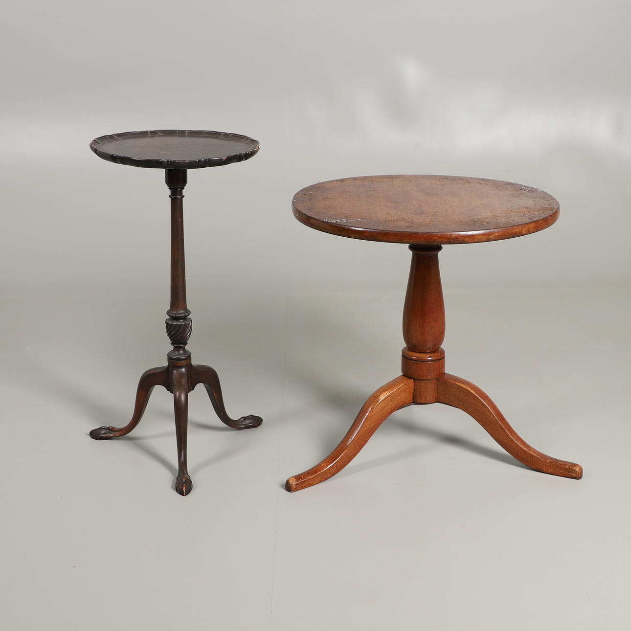 UNA MESA DE VINO TRÍPODE DE CAOBA.