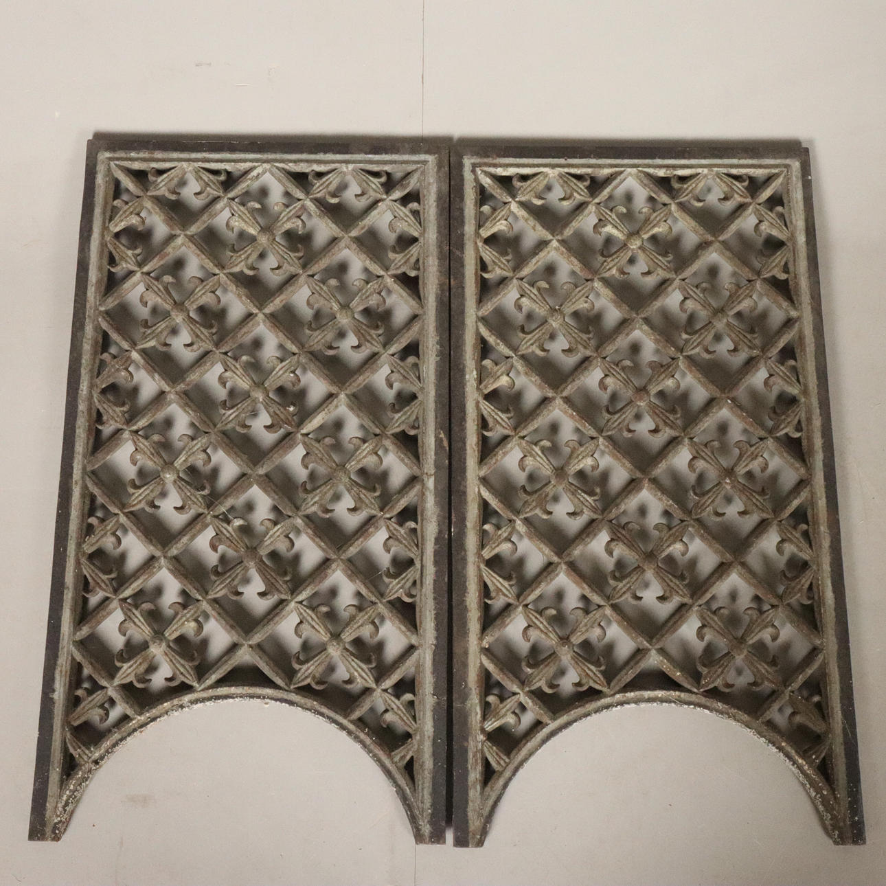 GALLERSIDOR, 2 st gjutjärn.