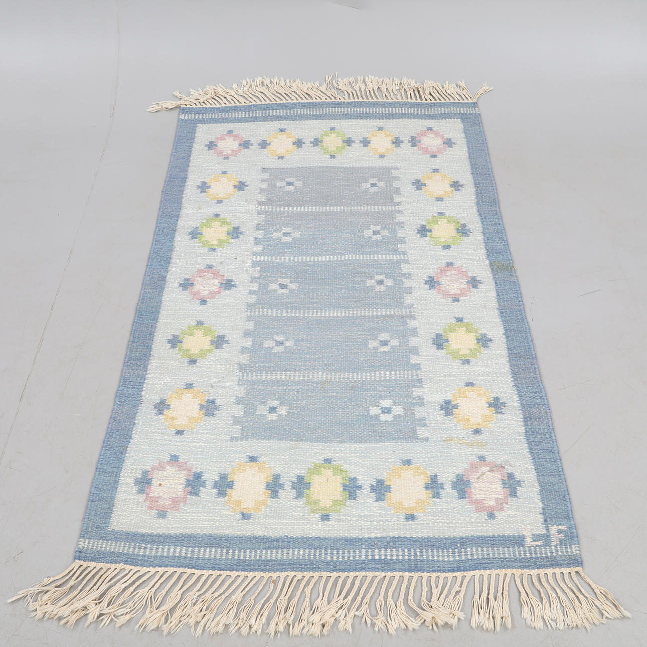 RÖLLAKAN MATTA, firmado LF.