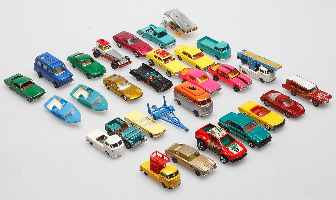 BILAR med mera. 26 st. Bland annat Corgi, Matchbox, Lesney. 1900-talets andra hälft.