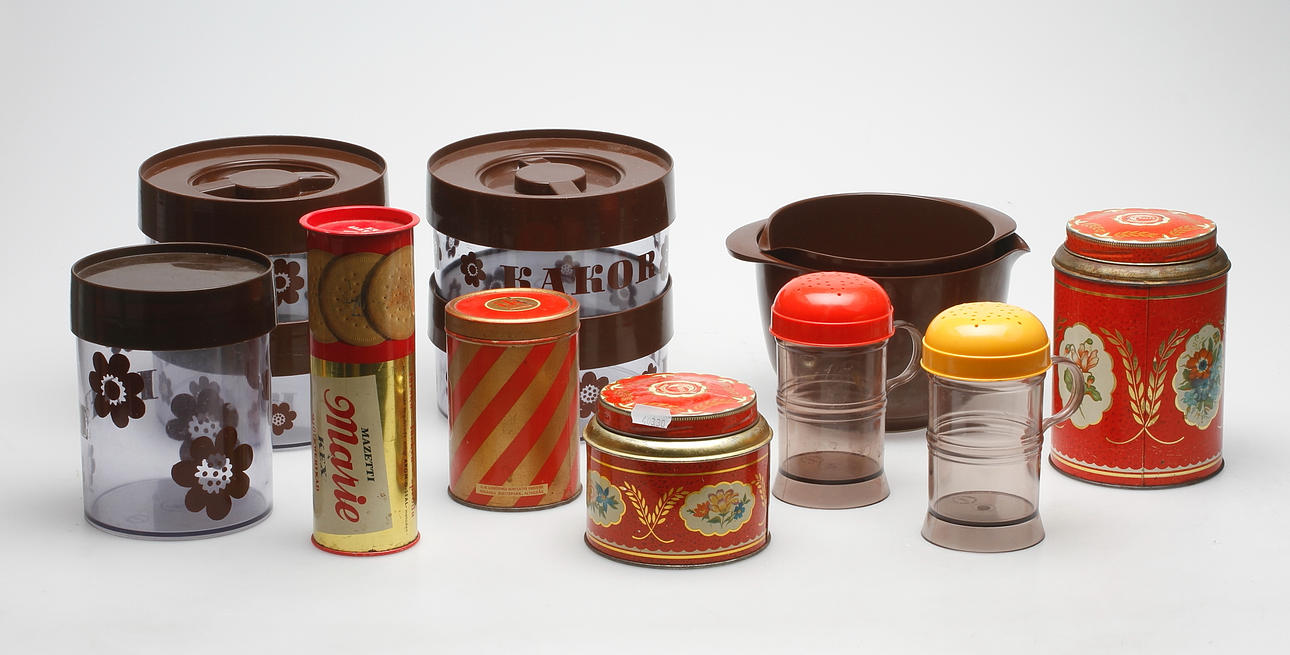 BURKAR OCH SKÅLAR, plast och plåt bland annat Rosti, Erik Knold.